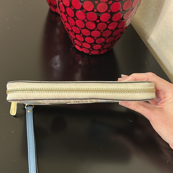 MICHAEL Michael Kors Illustrations Fly Away Travel Continental Wallet - Picture 7 of 16